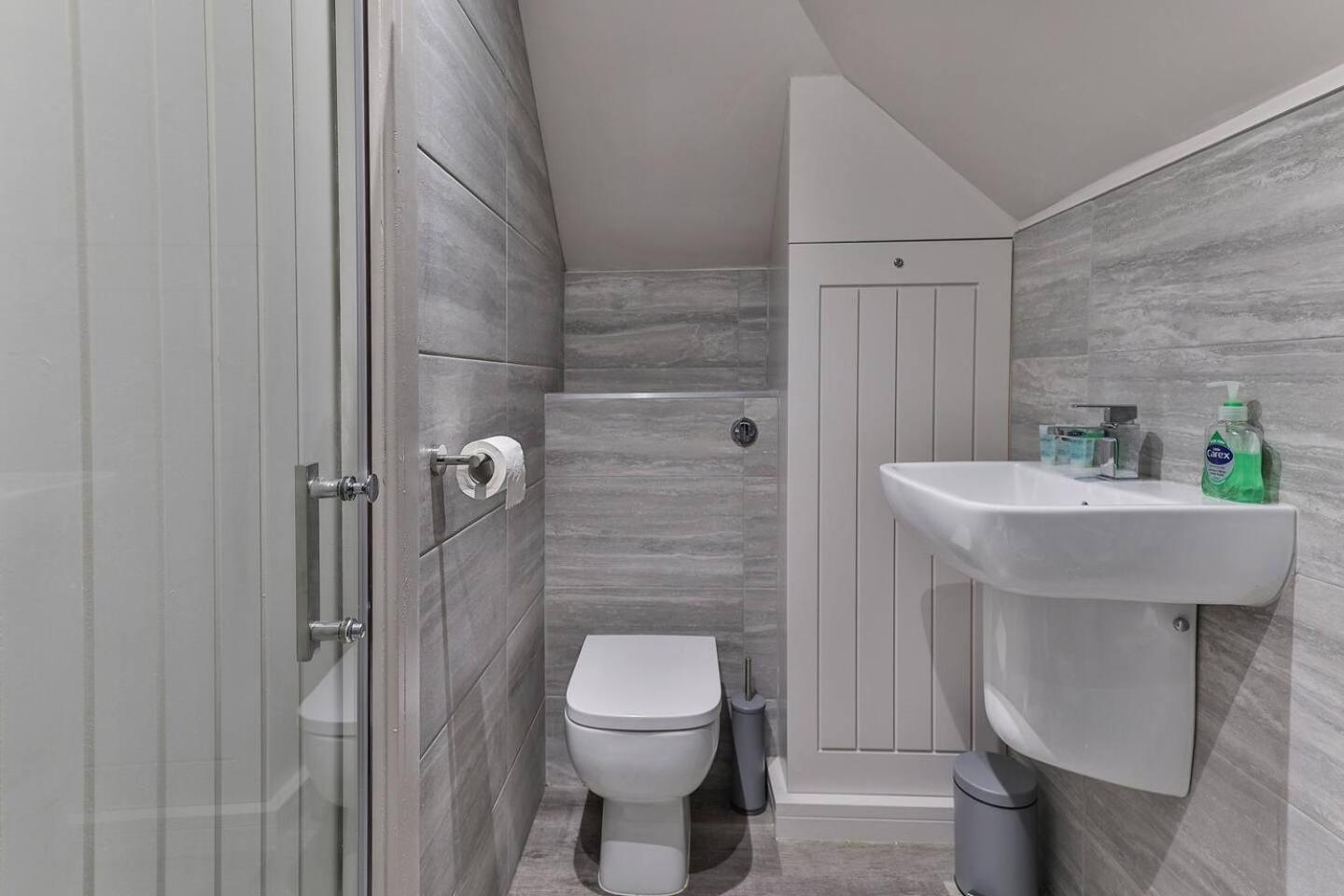 Newly Renovated 3 Bed 2 Bath Apartment & Parking Шефилд Екстериор снимка