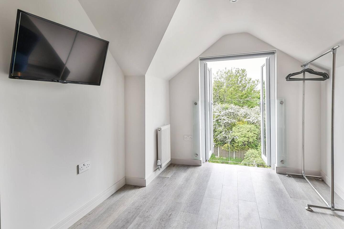 Newly Renovated 3 Bed 2 Bath Apartment & Parking Шефилд Екстериор снимка