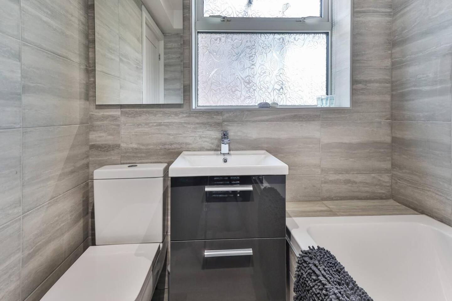 Newly Renovated 3 Bed 2 Bath Apartment & Parking Шефилд Екстериор снимка