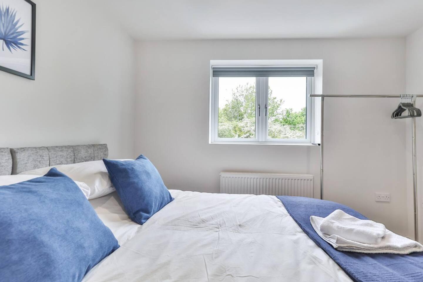 Newly Renovated 3 Bed 2 Bath Apartment & Parking Шефилд Екстериор снимка