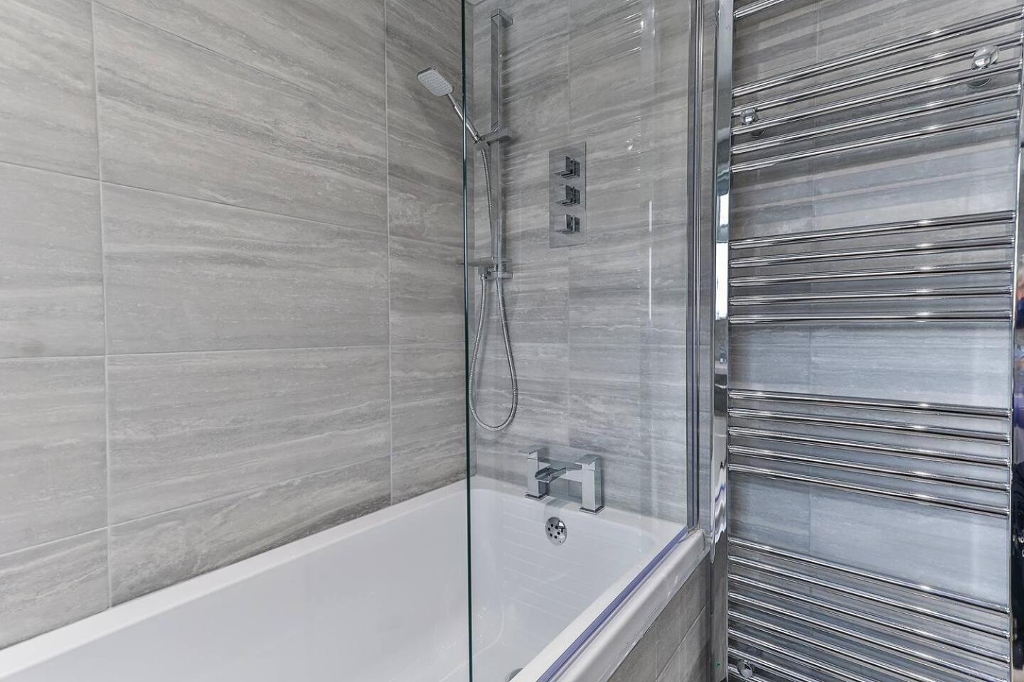 Newly Renovated 3 Bed 2 Bath Apartment & Parking Шефилд Екстериор снимка