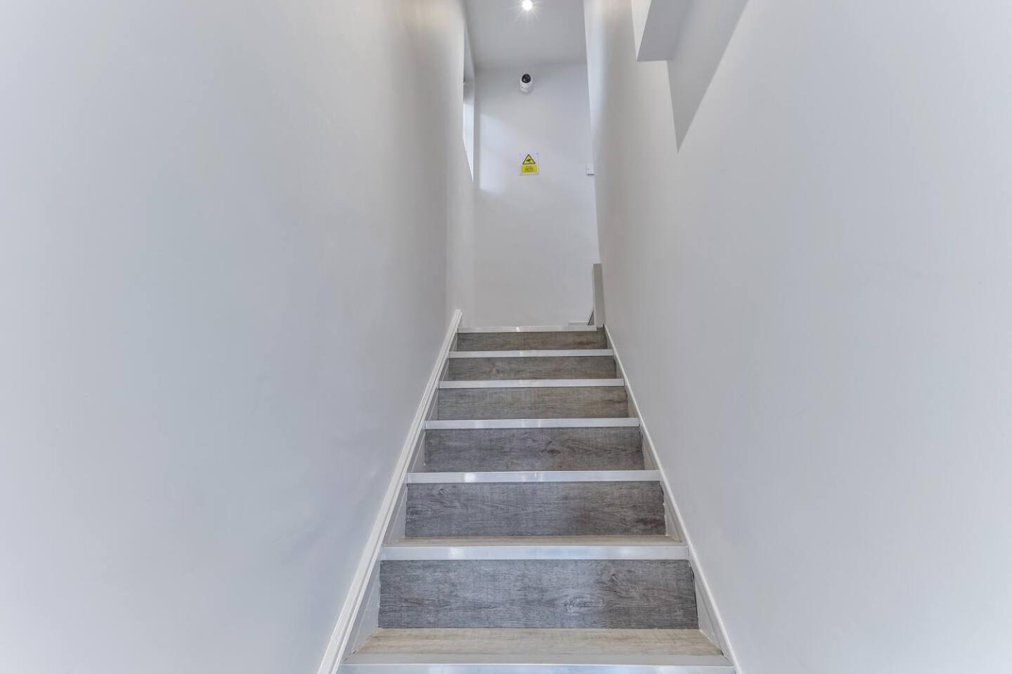 Newly Renovated 3 Bed 2 Bath Apartment & Parking Шефилд Екстериор снимка