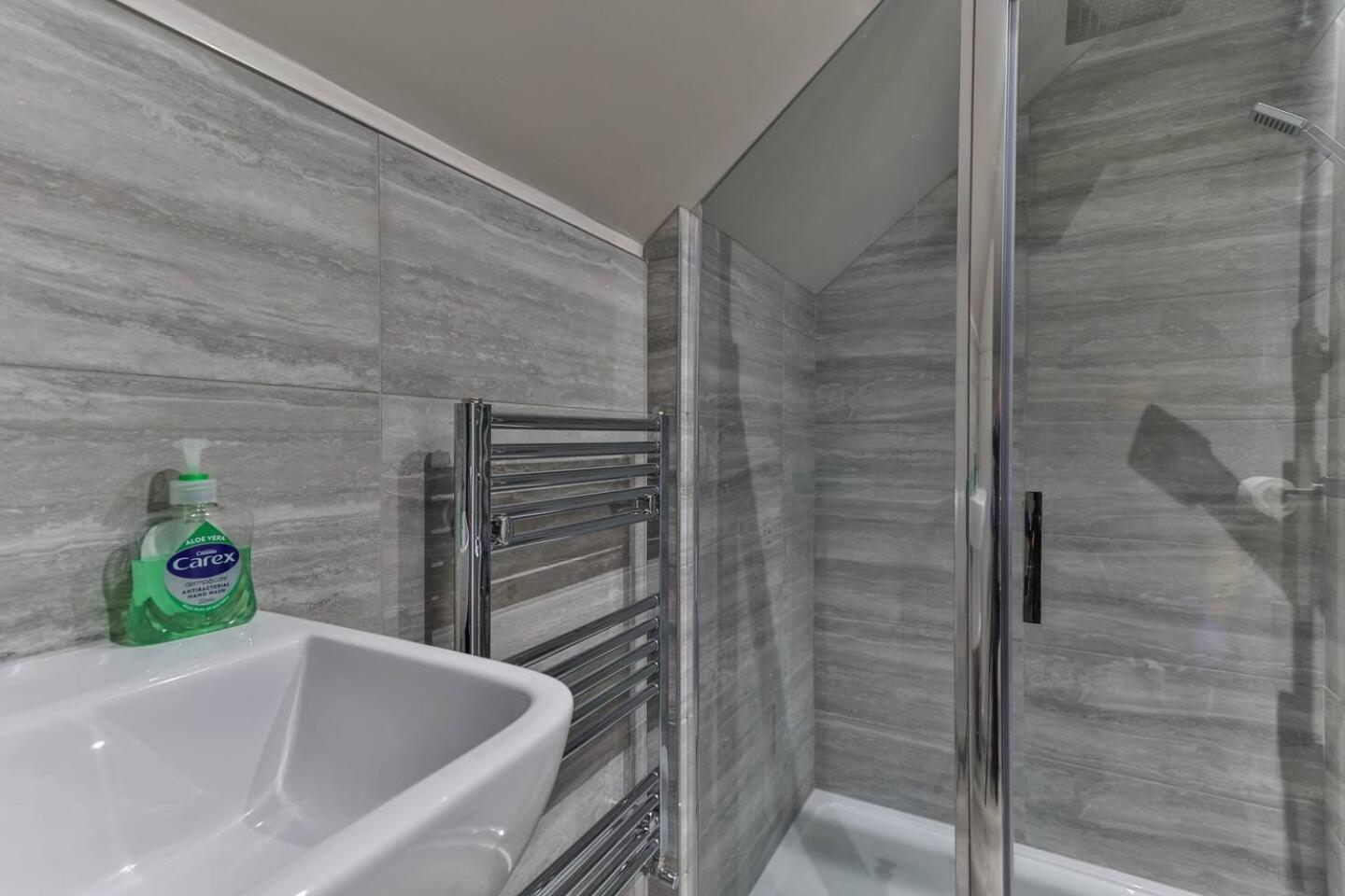 Newly Renovated 3 Bed 2 Bath Apartment & Parking Шефилд Екстериор снимка